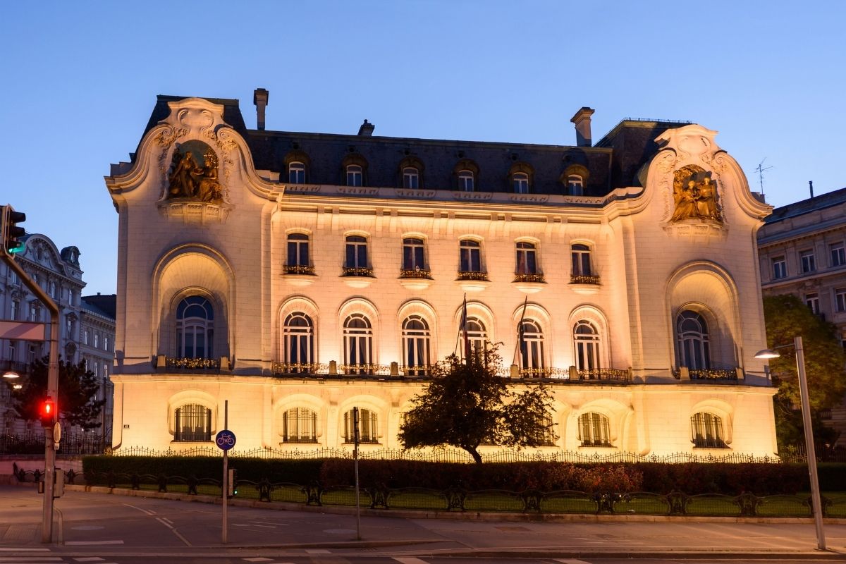 Quelle est la Différence entre Consulat et Ambassade ? Les differences Quelle est la Différence entre Consulat et Ambassade ? Les differences